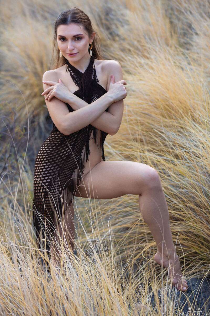 性感宝贝莫妮卡&middot;梅 (Monika May) 大摇大摆地穿过荒野 Sexy baby Monika May swaggers through the wilderness