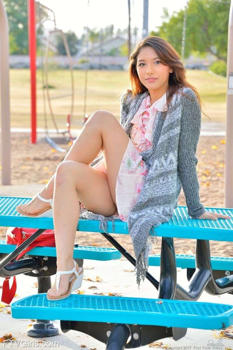 甜美少女 Melody 在公园里炫耀她美味的小屄和圆滚屁股 Sweet girl Melody shows off her delicious cunt and round ass in the park