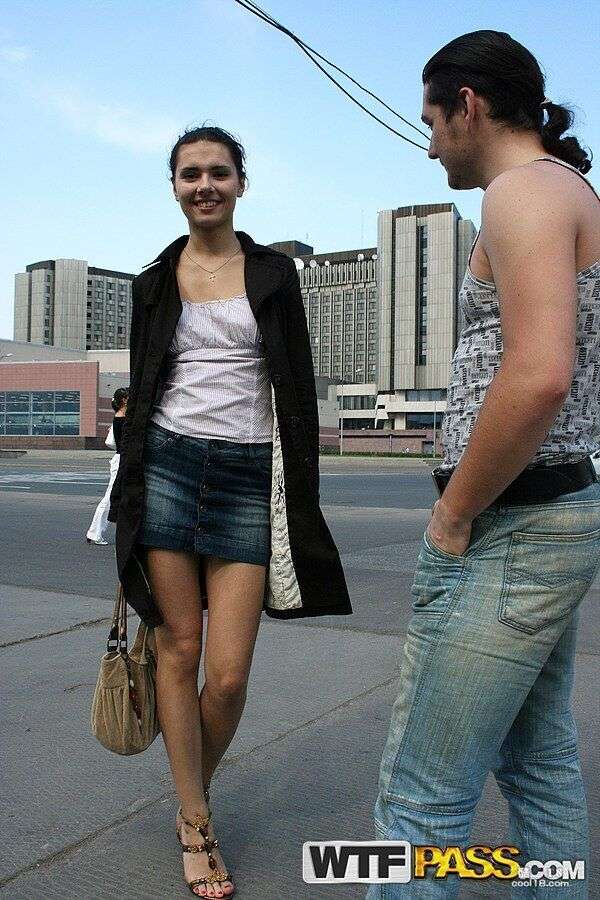 黑发少女 Elma 第一次上街当妓女就被男人从后面性交并进行面部射精 Brunette Elma is fucked from behind by a man and has facial ejaculation for the first time when he is a prostitute