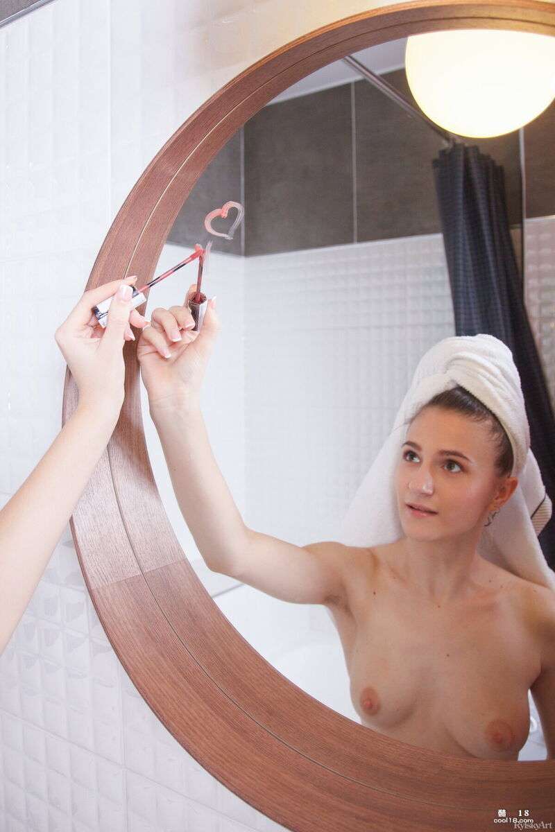 这个可爱的小女孩在洗澡时，她弹跳的乳房和毛茸茸的阴部都湿透了 This adorable little girl was soaking her bouncing breasts and furry pussy while taking a shower