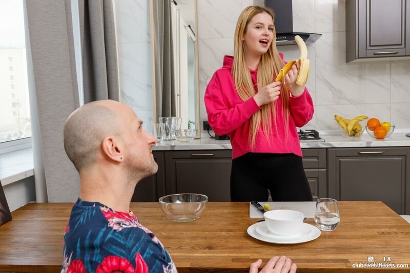 情人舔舐她多汁的乳房，然后他以多种姿势插入她的阴户 The lover lick