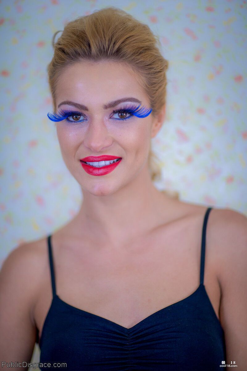 全裸的女奴 Vyvan Hill 和 Dolly Diore 在公共场合的狂欢中