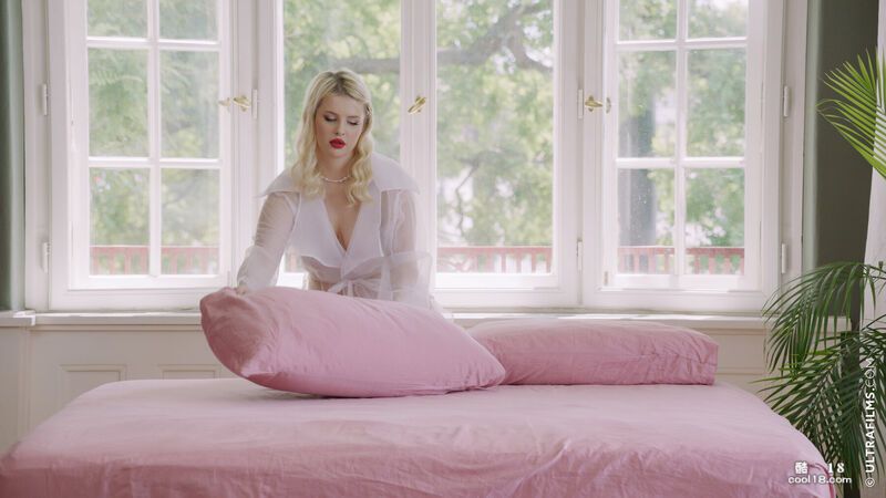 用三种不同的姿势接受他坚硬的阴茎，最后浑身沾满精液