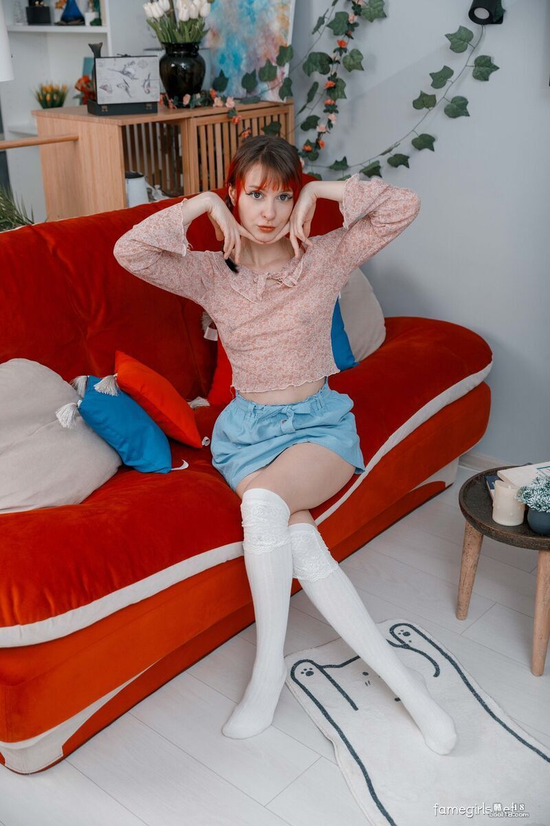 脱衣舞和暴露她苍白光滑的身体特征来让我们惊叹