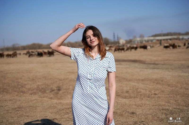 性感的波琳娜 C 在她家附近弯曲身体，炫耀她巨大的胸部