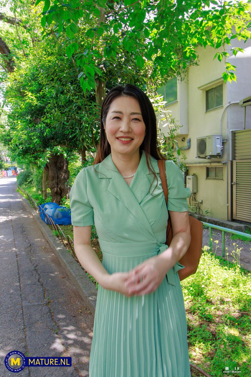 Megumi Satuki 在沙发上展示自己的身材并摆姿势