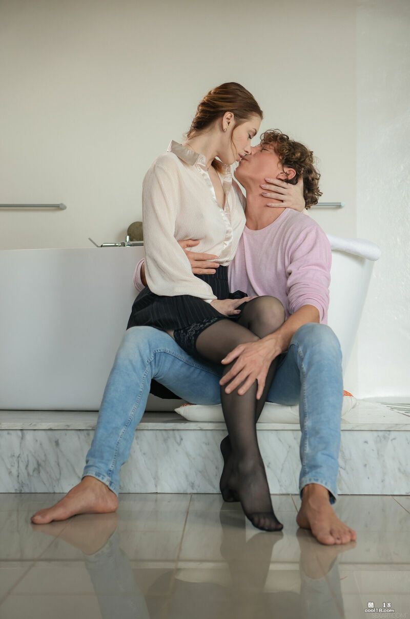 耀眼的辣妹热情地亲吻她的爱人，然后骑着他坚硬的阴茎在床上