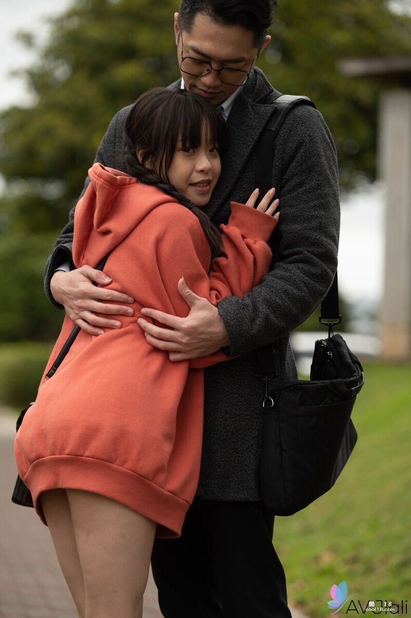 可爱的女高中生 Yuli 被邂逅的成年男人骗上床后为所欲为