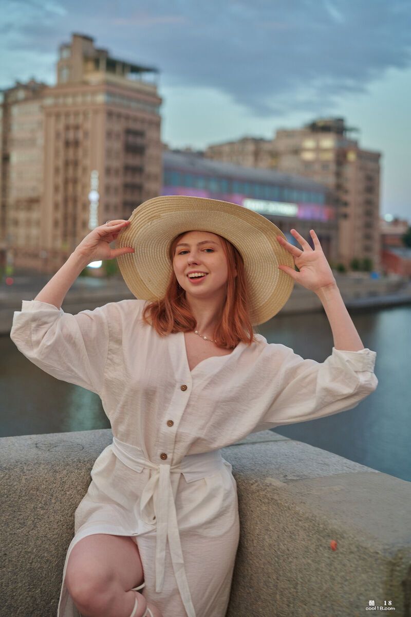 她令人羡慕的曲线和精心修饰的乳房