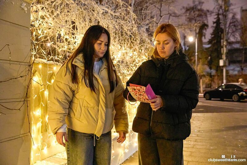 她们一边吮吸对方的生殖器，一边用手指探索对方的洞