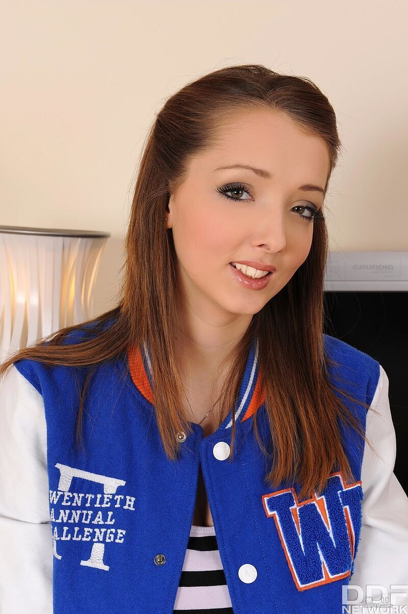 美丽的捷克巨乳少女 Lucie Wilde 她的阴户被男友的鸡巴猛烈撞击