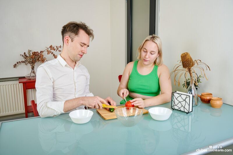 一边享受着她光秃秃的阴部被她的男人摩擦，一边被狠狠地操弄