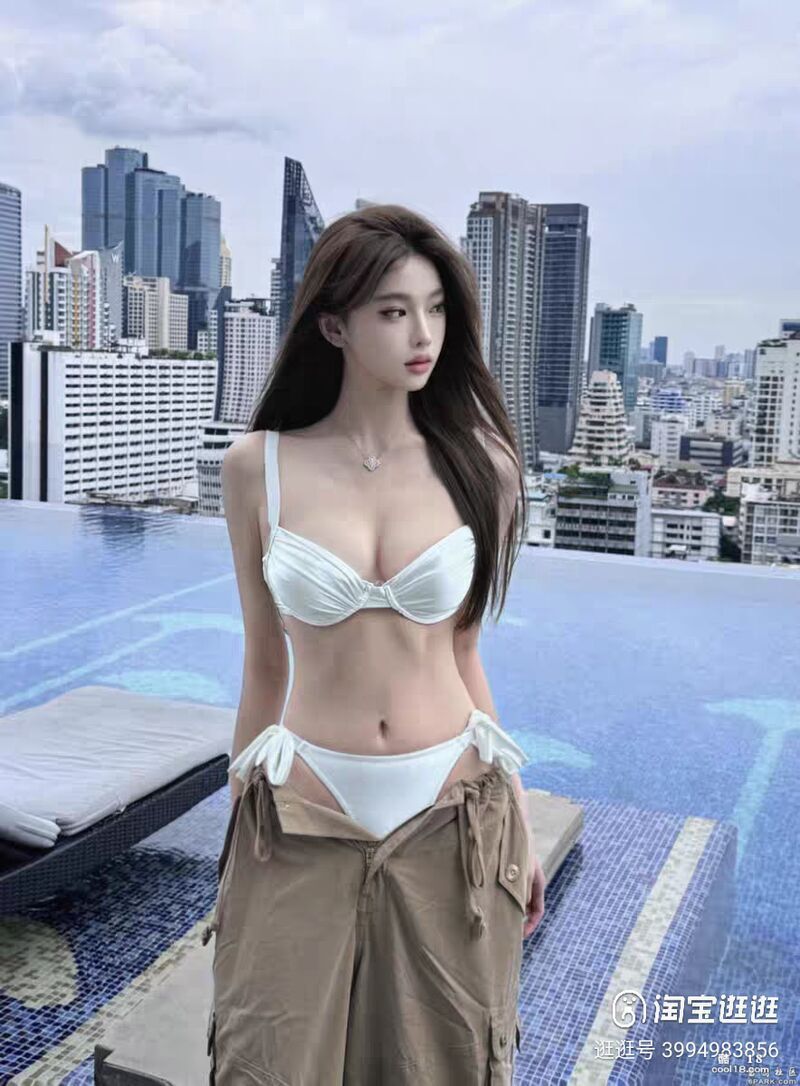 游泳池边打卡的嫩模