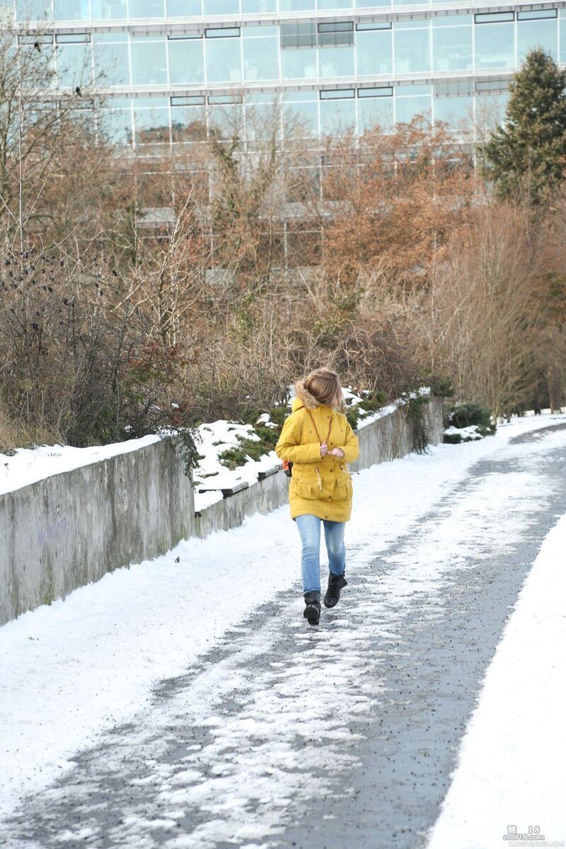 饥渴的欧洲少女 Lady Bug 被她新结识的黑人炮友的大鸡巴从她的嘴巴肏到她的