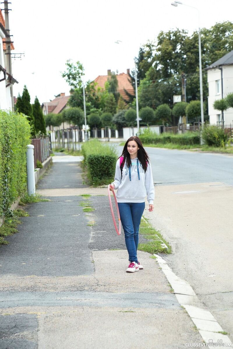 拥有漂亮乳房的甜美少女 Andie 勾引她的朋友并在户外骑着他的鸡巴