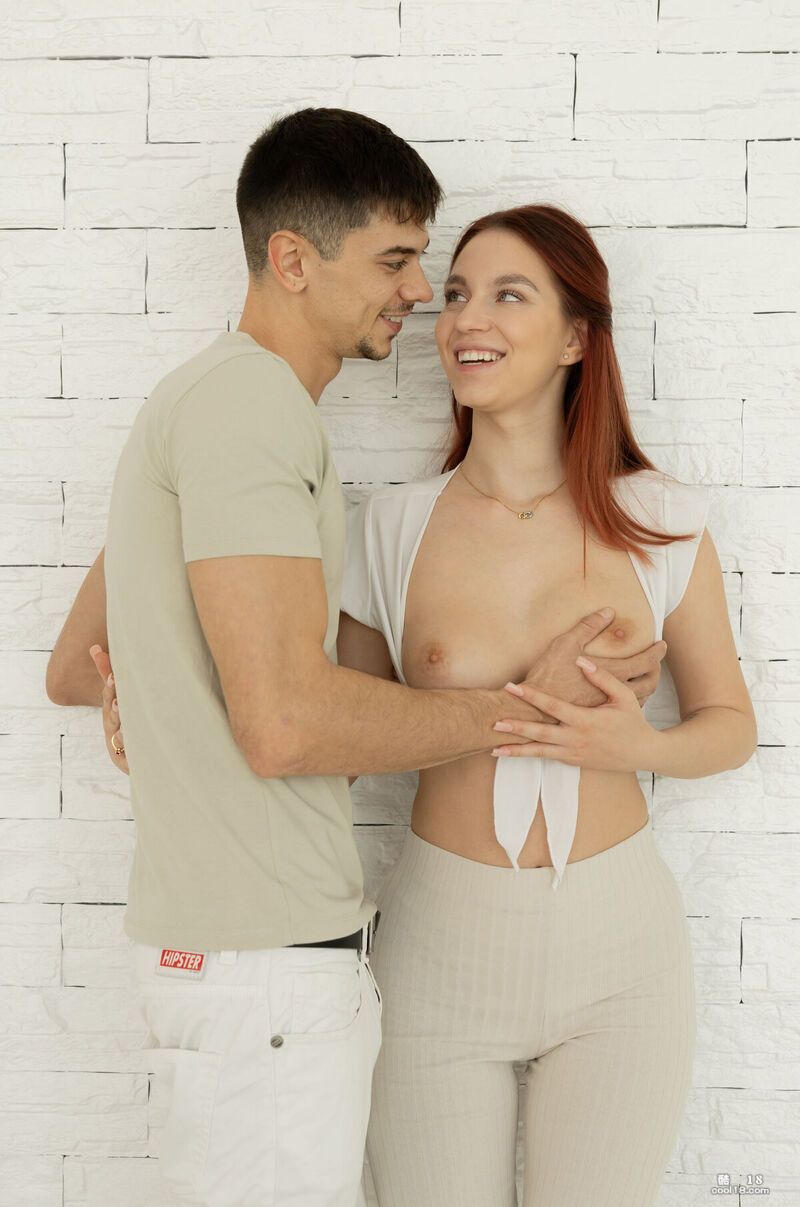 动作变得非常调情，她性感的目光完全诱惑着他