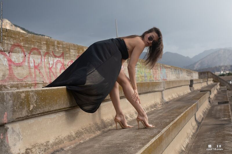 一位辣妹在体育场脱掉性感连衣裙，炫耀她紧致的身材和丰满的胸部