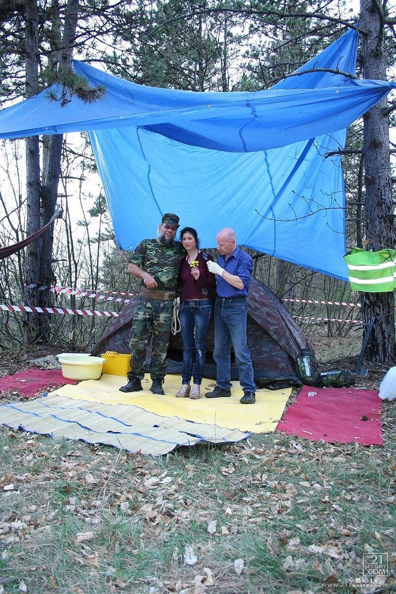 两个全裸的南美女人在同时在油腻的 3P 中分享一个鸡巴