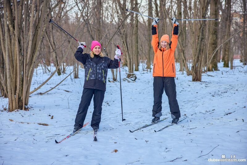 Angel Jolie 和 Elloise Arti 在户外接吻