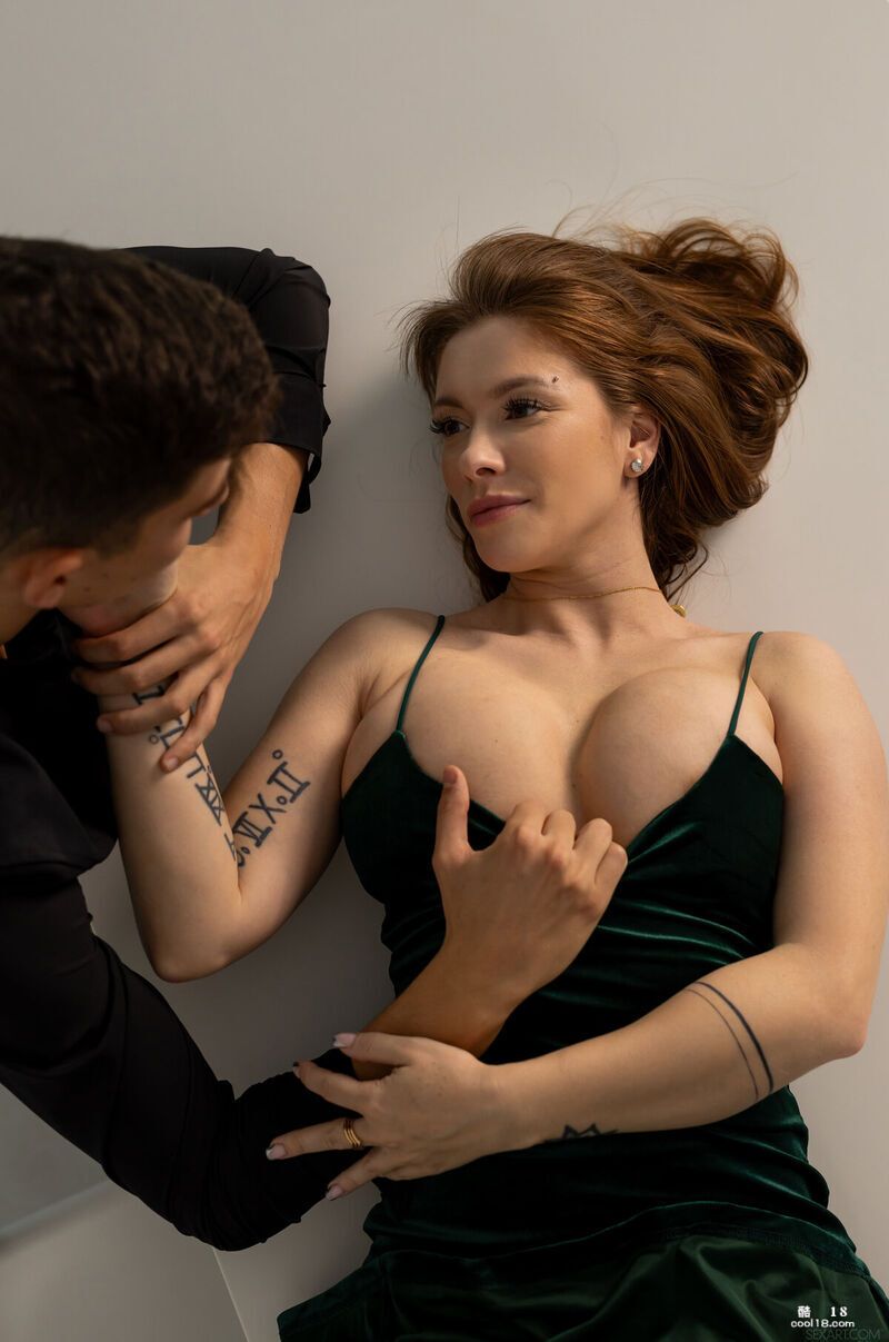 萨塔&middot;琼斯 (Sata Jones) 亲吻她男人的脸，让他们的舌头缠绕在一起