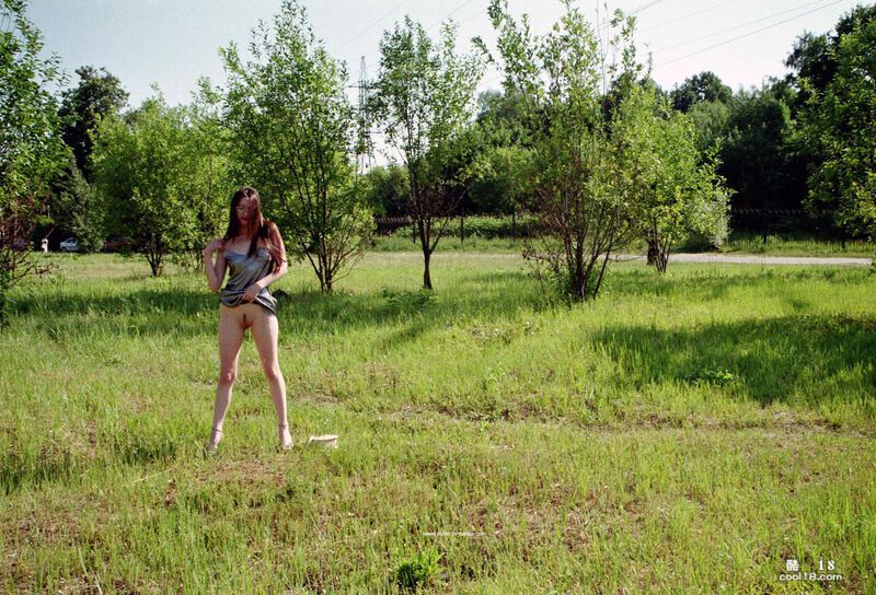 性感宝贝 Shanna B 在空旷的田野上躺着，炫耀她性感的少女身材