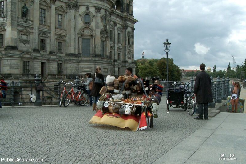 欧洲性感少女 Susi 在公共场合赤裸上身摆姿势时展示她的天然大奶子