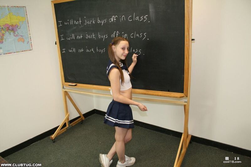 17岁的少女学生在教室里给她高个子金发老师打手枪