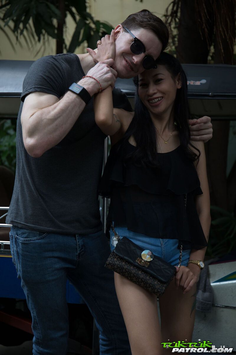 亚裔少女 Newcy 展示她苗条的身材并在她的床上骑着一根长长的鸡巴