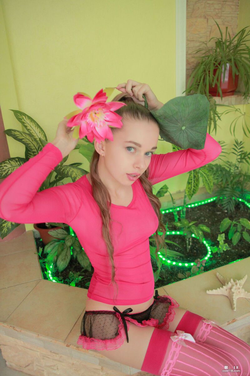 可爱的少女 Milena D 穿着粉红色内衣摆姿势张开她毛茸茸的小穴 Cute