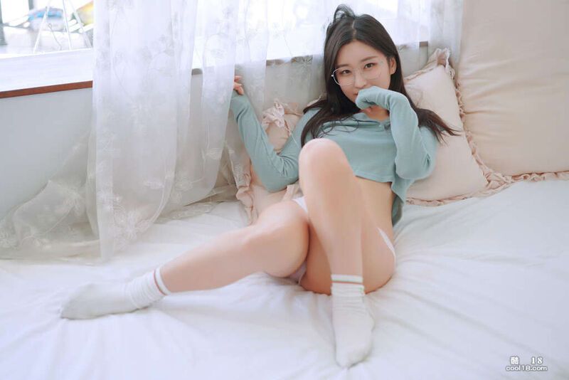 床上娇羞的小少女 A shy little girl on the bed