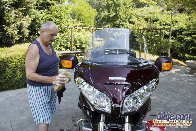 小奶子的年轻女孩 Nataly Von 在街上跪下给老人疲软的鸡巴口交 Youn