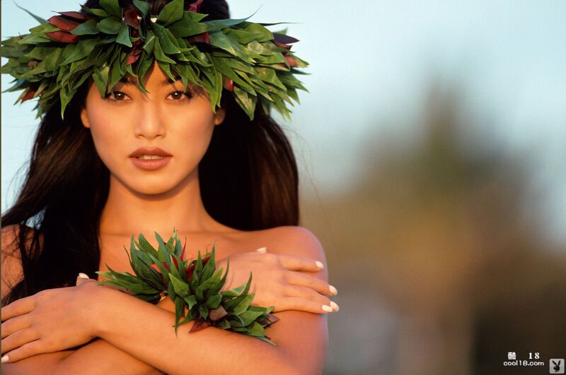 奇妙的黑发模特 Angel Boris 在户外全裸展示了她令人印象深刻的乳房 W