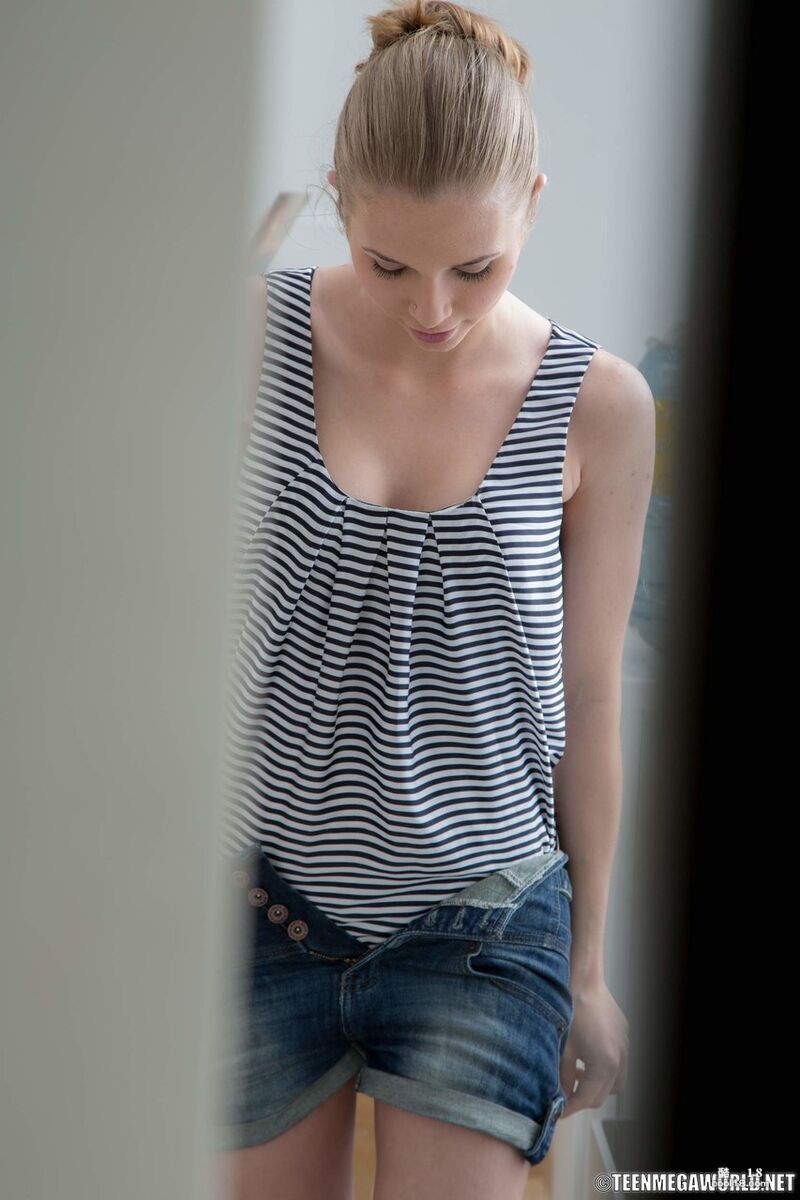 甜美少女 Kortny 全裸进行全方位服务的性感按摩课程和原始性爱 Sweet