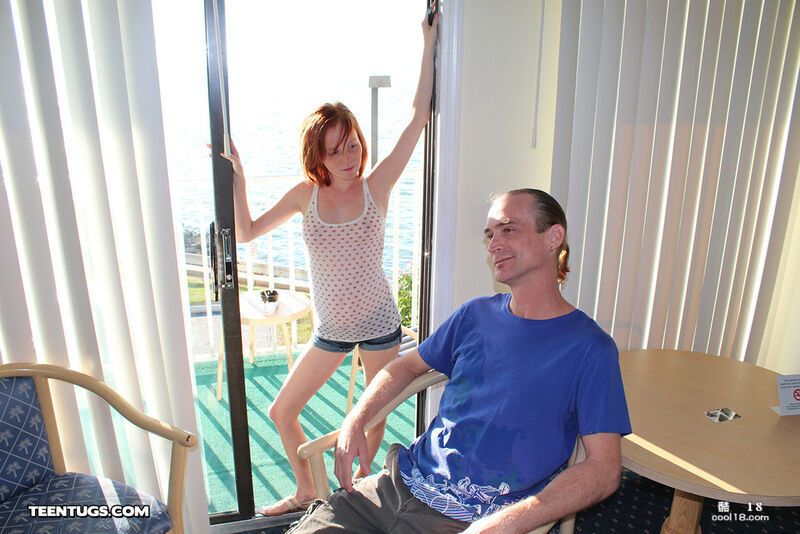 满脸雀斑的红发少女 Alyssa Hart  展示她的奶子并给一个老人打手枪并口