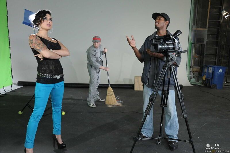 拉丁裔色情明星 Eva Angelina 勾引一名勤杂工并被扒光衣服狠操 Lat