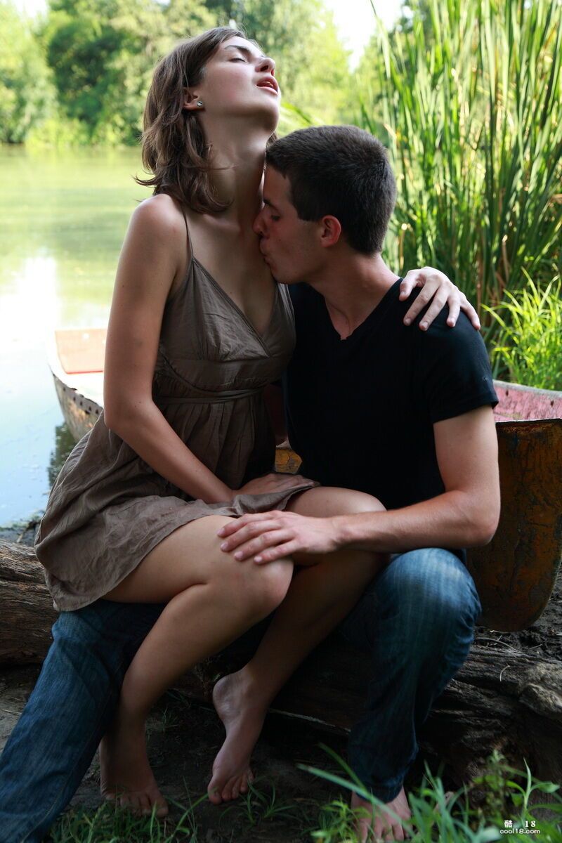 年轻的美女 Charlotta Phillip 在河岸边上做爱后在她的漂亮胸部射