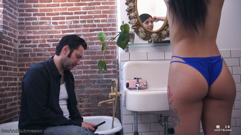 性感的少妇 Alana Cruise 和少女 Gina Valentina 在束