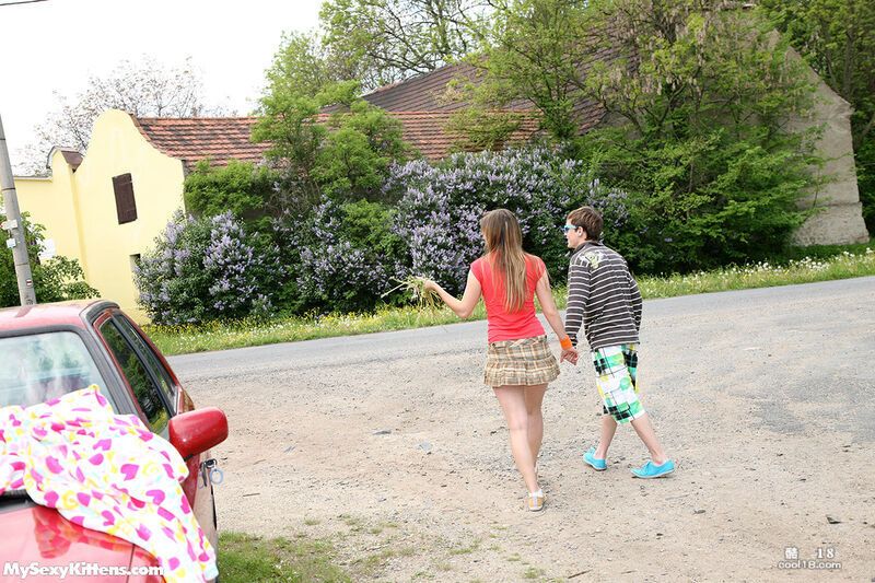 长腿性感少女 Bella Elise 在户外脱下短裙和男友性交后被射精 Sexy