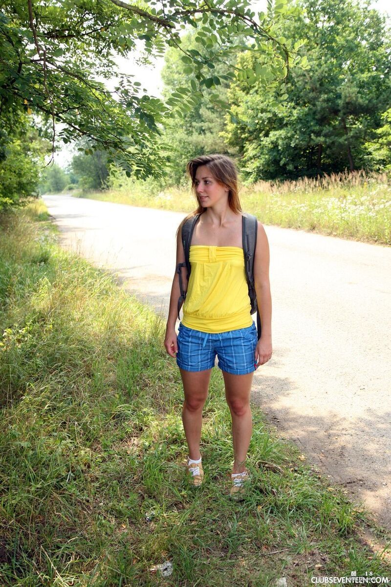 淫荡的白人少女 Bella E 在树下自慰后赤身裸体行走在路上 Horrible