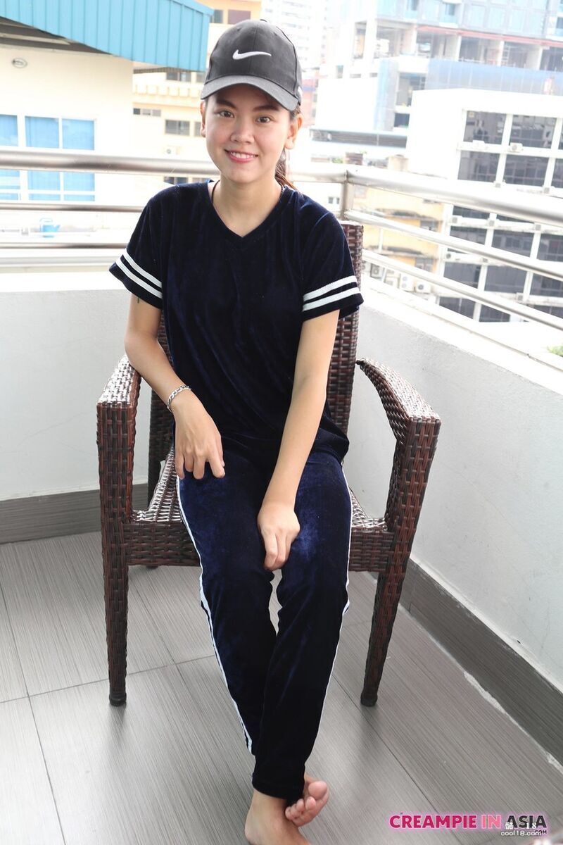 迷人的东南亚少女 Sprite 在选角时脱衣并展示她的大乳房和刚刚剃光的阴户 C