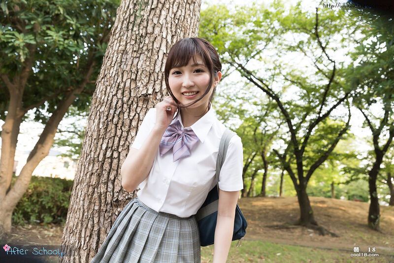 可爱日本女孩若月玛丽亚掀起她的制服裙子闪现内裤并展示阴部 Cute Japane