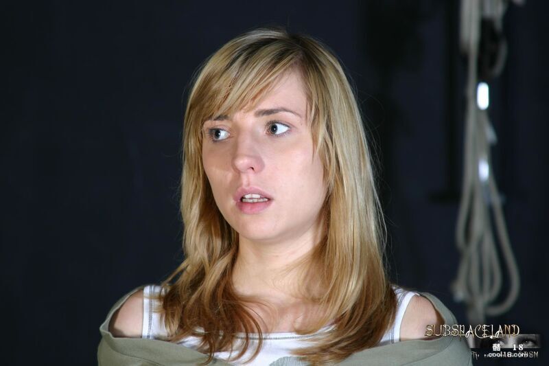 占主导地位的男人将小奶子的年轻女孩绑在特殊的酒吧上以获得 BDSM 的乐趣 Do