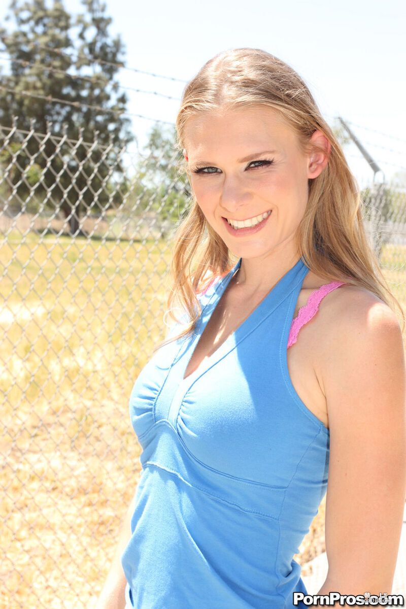 金发女郎 Sunset Diamond 吞下并操军人巨大的黑色鸡巴 Blonde