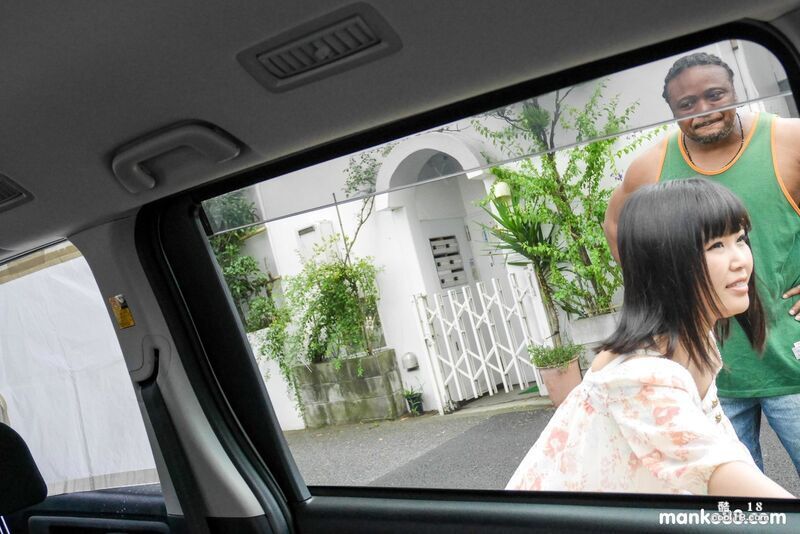 娇小的日本AV女优河合真由在浴室跪着为高大的黑人口交 Petite Japane