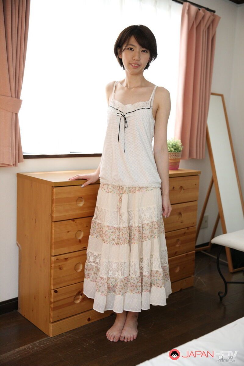 日本短发女孩在卧室全裸地张开她的双腿展现自己阴毛茂盛的肉穴 Japanese s