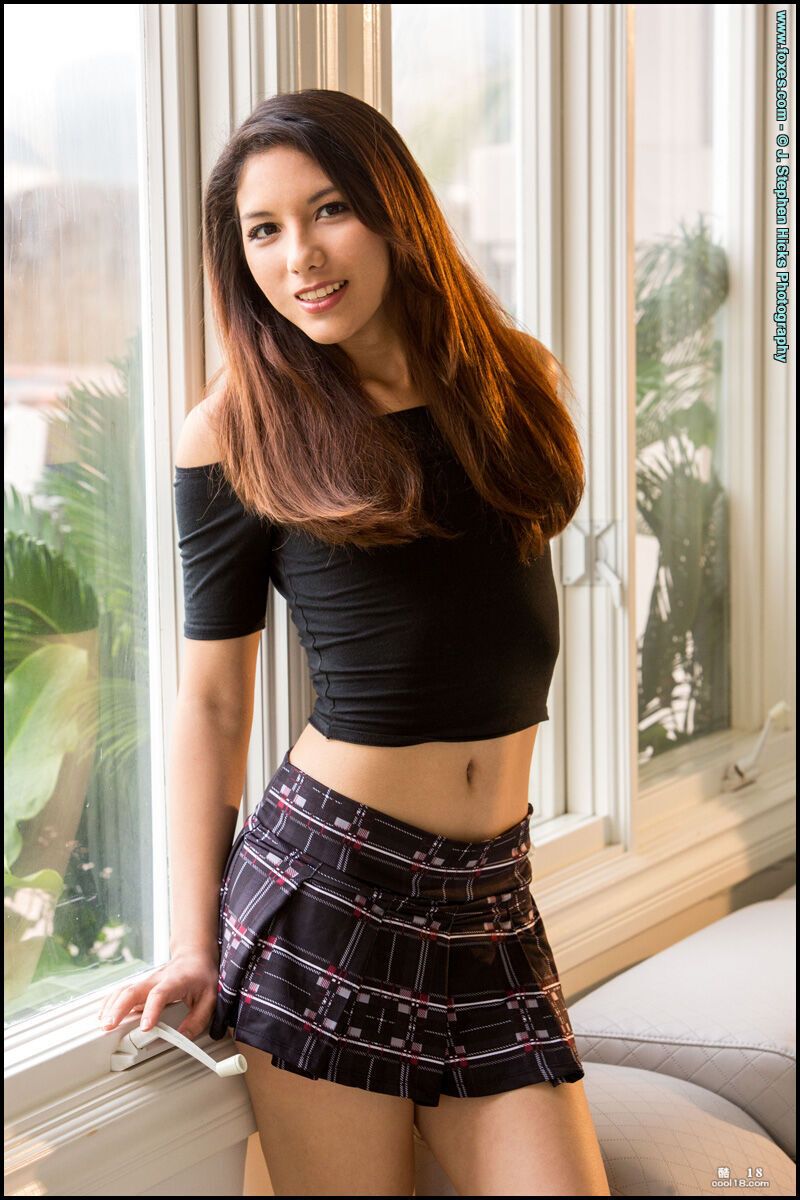 亚洲模特 Melody Wylde 在窗户前全裸展示酮体并揉搓小穴 Asian