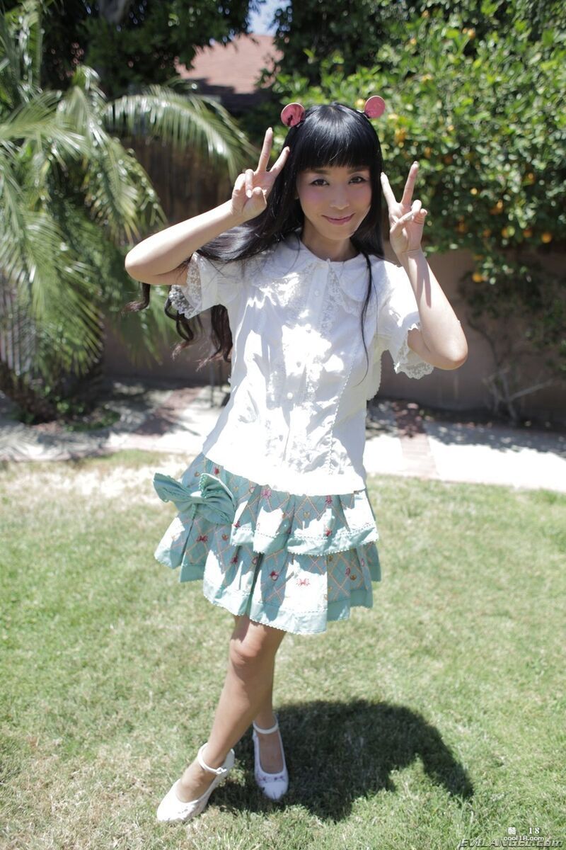 日本色情女星长谷真理香在户外脱掉衬衫露出小奶子 Japanese porn ac