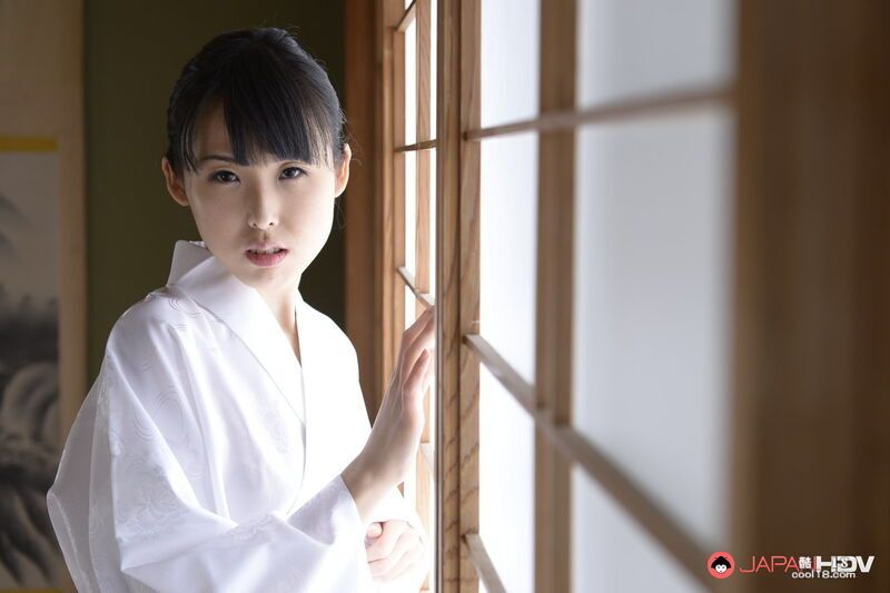 日本美女上野真奈美全裸仅穿着白色短袜坐在靠垫上 Japanese beauty