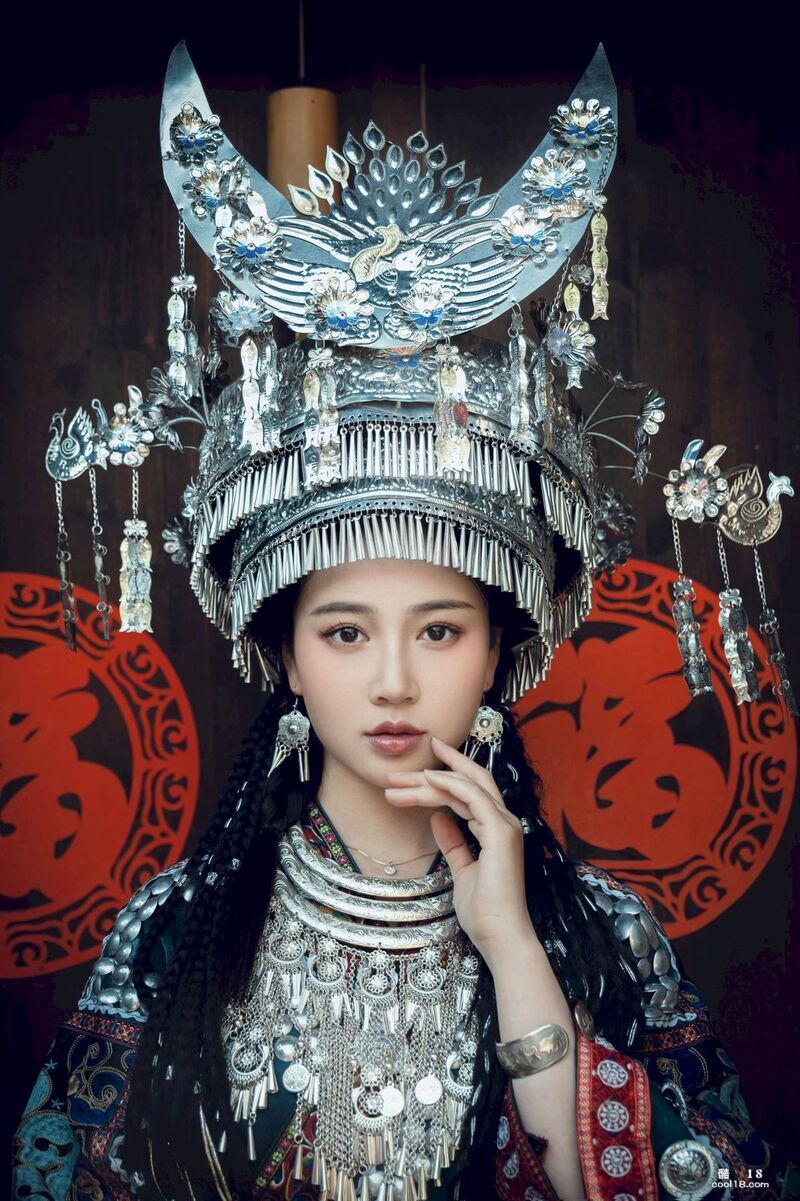 年年  苗疆少女裸露美乳 Every year  Miaojiang girls