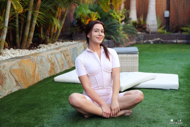 柔软美女的手指深深地插入她湿润的阴道 The soft beauty's fin